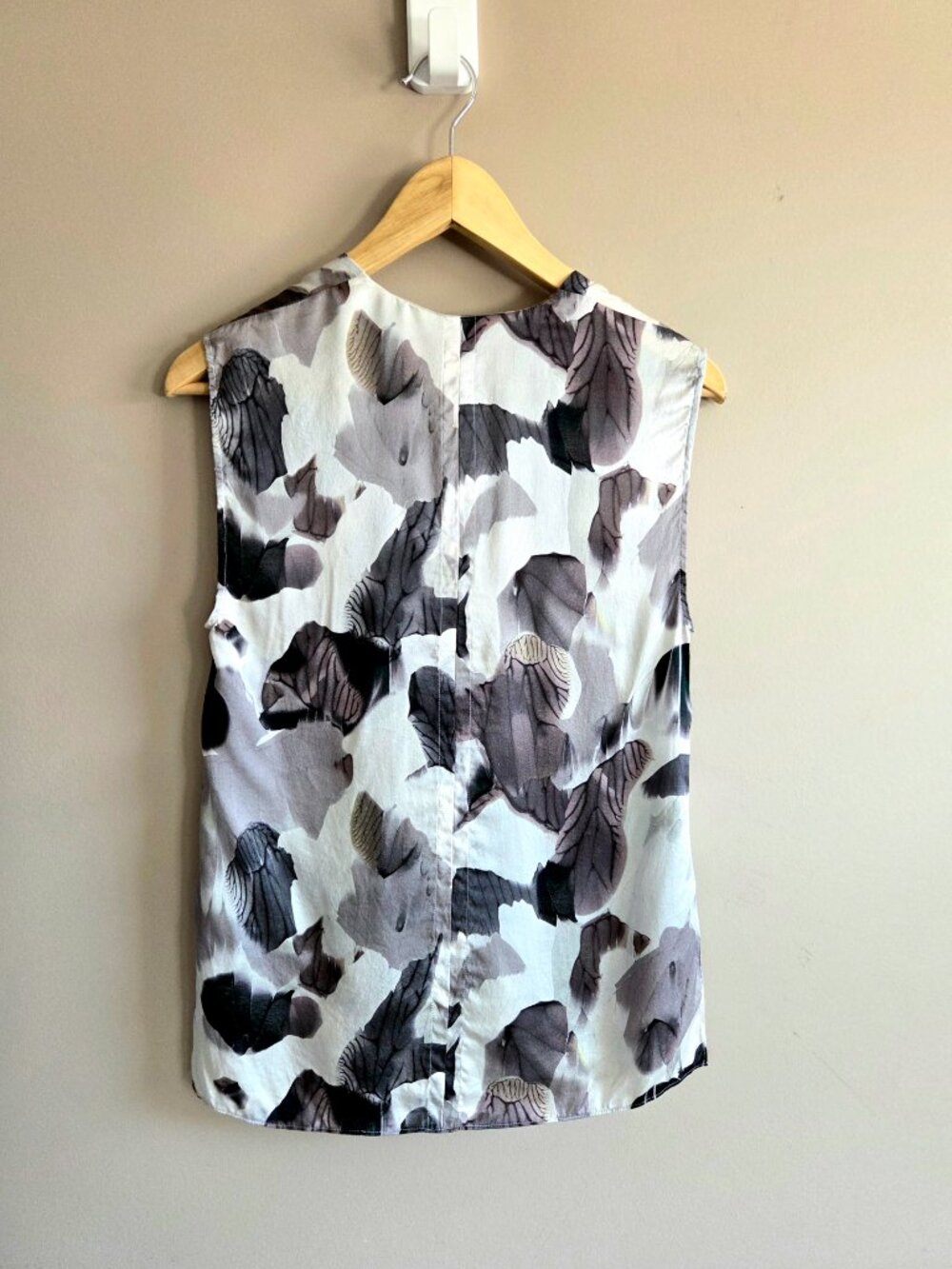 Helmut Lang 100% Silk Abstract Design Black White V-Neck Sleeveless Top AS IS - Picture 2 of 8